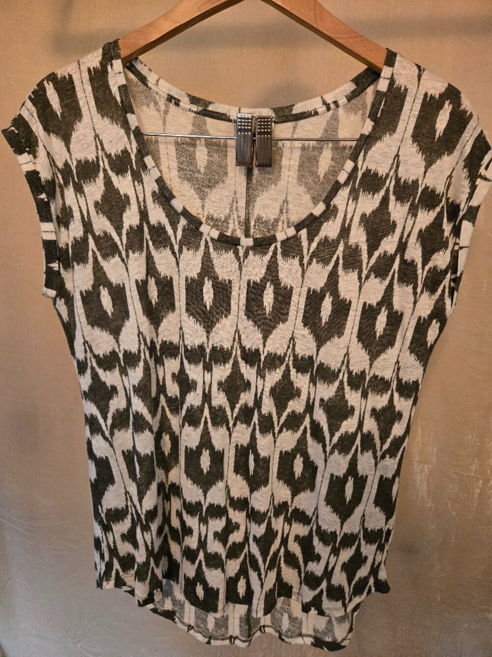 LOFT Olive Green Ikat 100% Linen Scoop Neck Top M Boho Tribal Short Sleeve